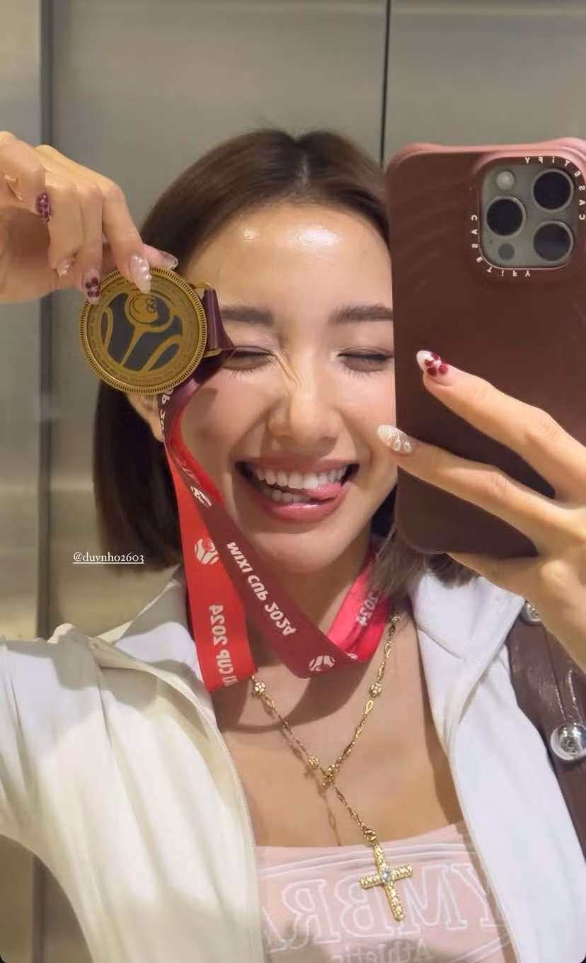 Trong không khí sôi động của giải đấu Mixi Cup, ngoài các cuộc so tài kịch tính trên sân cỏ thì hình ảnh những khán giả xinh đẹp cũng thu hút sự chú ý không kém. Trên trang cá nhân của mình, Huyền 2k4 đã đăng tải loạt video có mặt trên khán đài để cổ vũ cho giải đấu nói chung và ông xã Duy Nhỏ nói riêng.