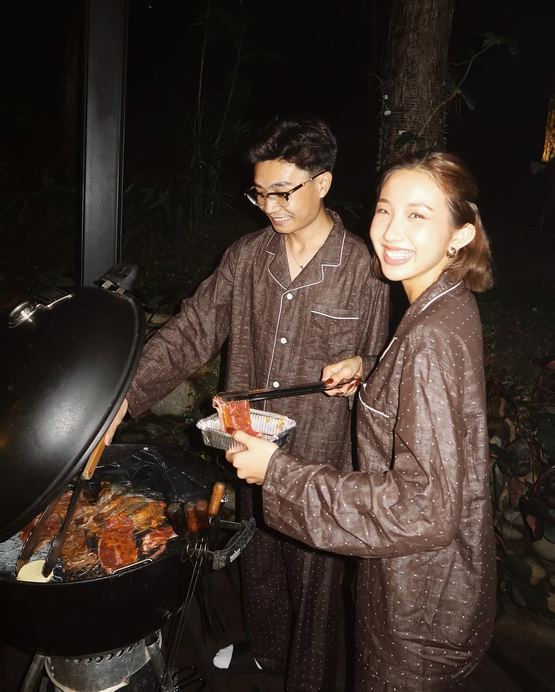 Huyền 2k4 tên thật là Lê Thị Khánh Huyền (sinh năm 2004), được biết đến là một Tiktoker với những clip hát nhép cùng phong cách ăn mặc gợi cảm.