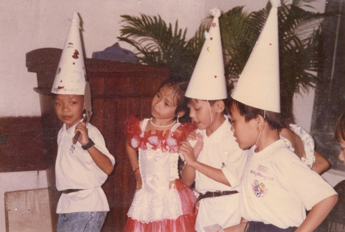 Hình ảnh diễn văn nghệ tại lớp. (Ảnh: Trường Người Ta, Thương Mái Trường Xưa)