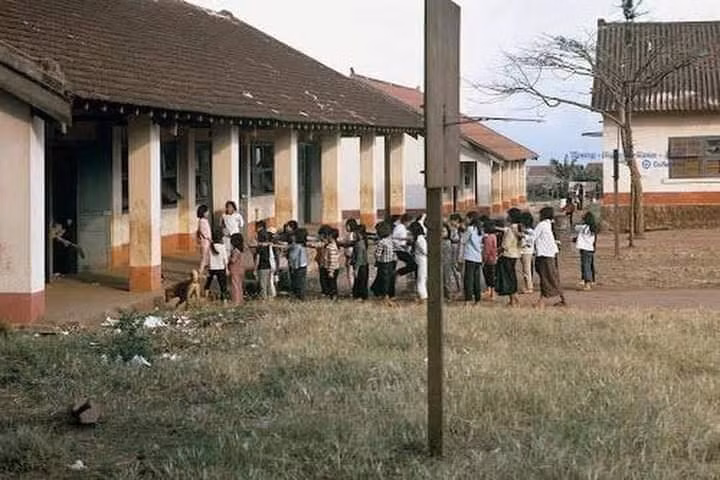 Ngày nay, hầu hết trường học đều được xây dựng khang trang, hiện đại, học sinh được học ở nhà tầng, ngồi bàn ghế rộng rãi, lớp nào xịn hơn thì còn có cả điều hòa, TV,… Những hình ảnh như thế này chỉ còn trong kỷ niệm của lứa học trò 8x,9x.