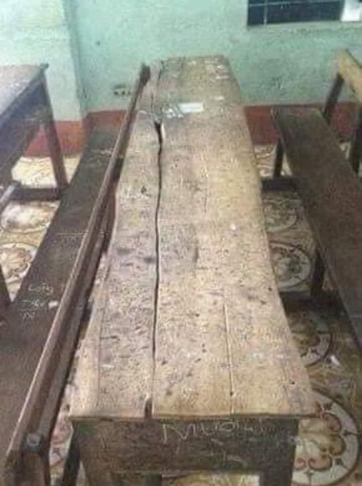 Những chiếc bàn được làm từ các mảnh gỗ ghép lại không liền mạch.