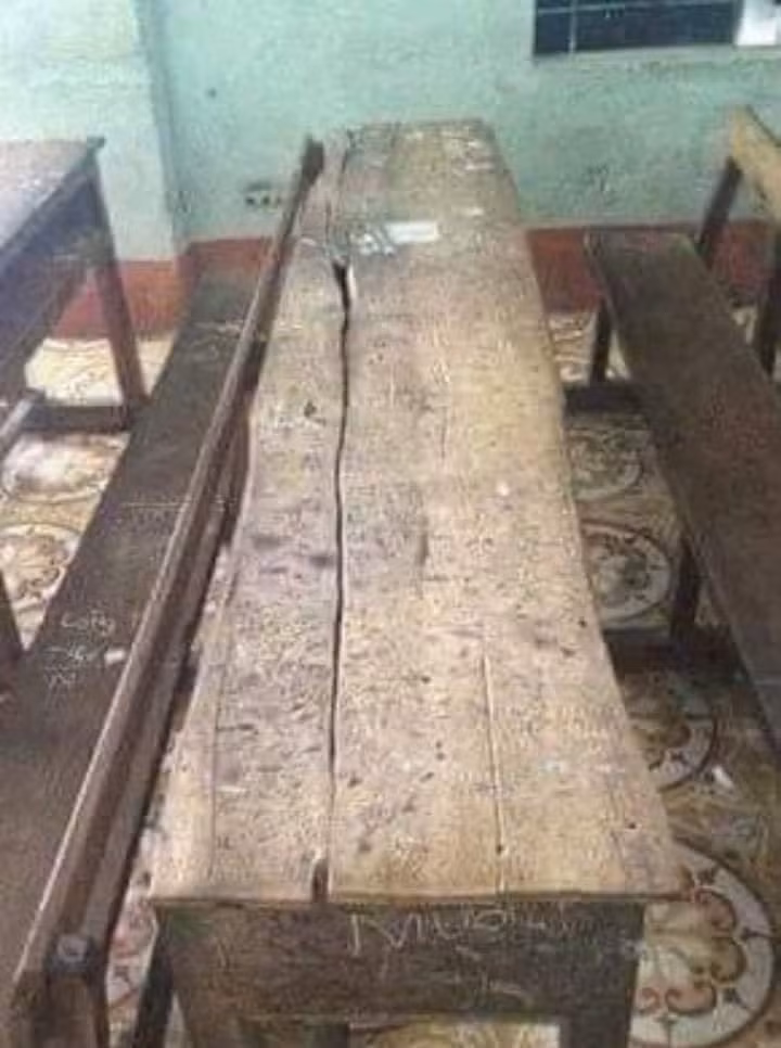 Những chiếc bàn được làm từ các mảnh gỗ ghép lại không liền mạch.