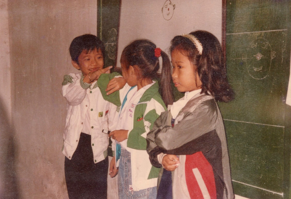 Nhiều người đều bày tỏ xúc động khi nhìn thấy những hình ảnh này: "Trông thân quen thật, trường học ngày trước đa phần đều như thế cả", "Dễ thương quá 40 tuổi coi hình của bạn mà thấy như của mình"...