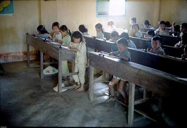 Có thể không được khang trang như bây giờ nhưng nó chứa đựng rất nhiều kỉ niệm thuở cắp sách tới trường.