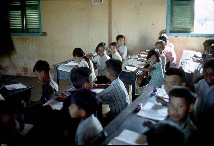 Lớp học là những ngôi nhà cấp 4, bàn học cũng chẳng được bằng phẳng như bây giờ, 4, 5 bạn ngồi chung một bàn.