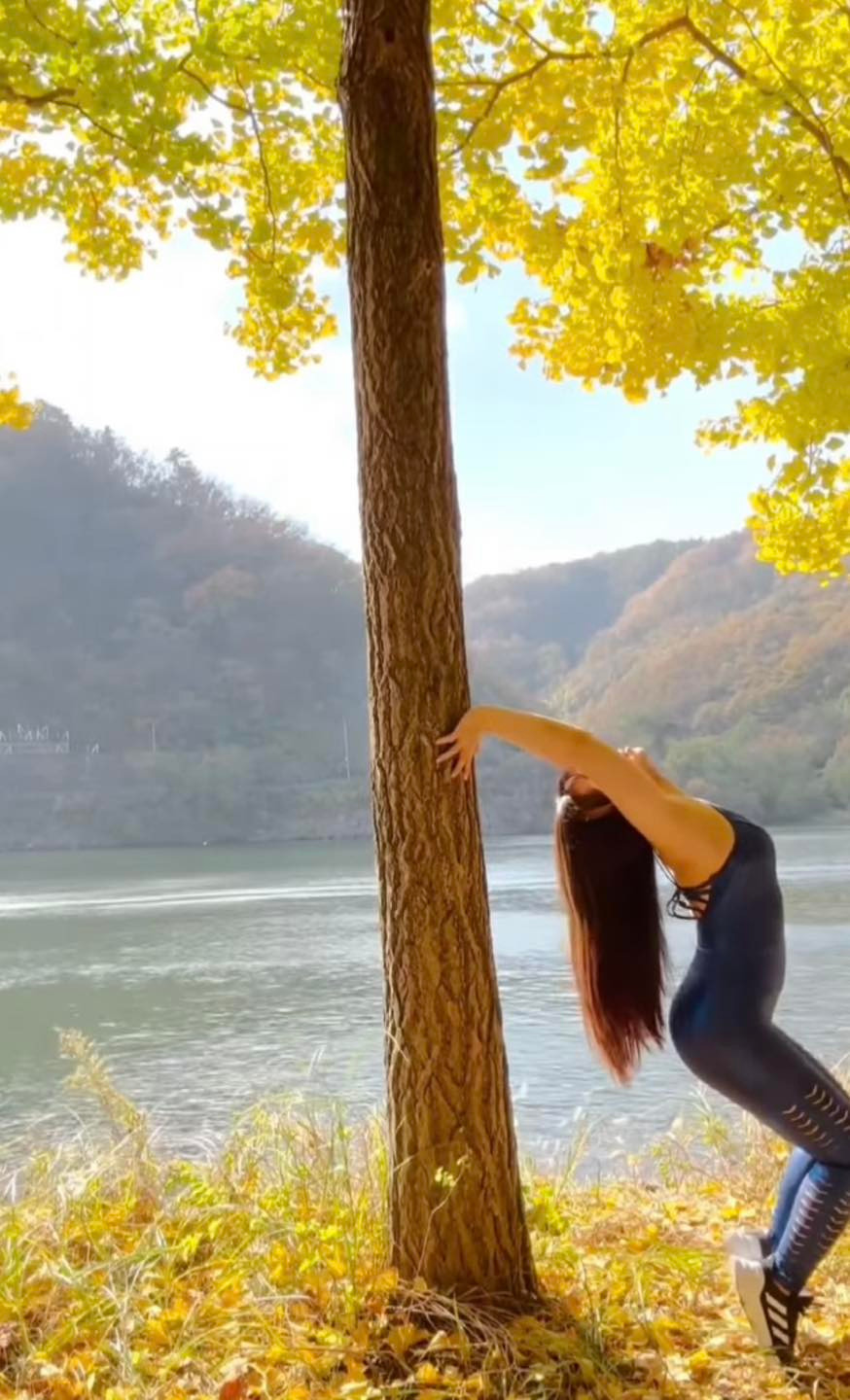 Điều này càng khiến dân mạng thêm bức xúc bởi cách truyền tải không đúng làm xấu đi hình ảnh của bộ môn yoga, đồng thời cũng ảnh hưởng đến hình ảnh địa điểm du lịch.