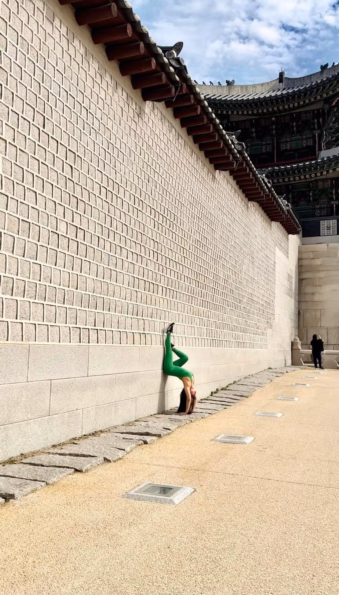 Cung điện Gyeongbokgung là cung điện nổi tiếng nhất và lớn nhất ở Hàn Quốc, được xây dựng vào năm 1395 ở phía Bắc Seoul với cái tên rất ý nghĩa là "Cung Cảnh Phúc". Ngày nay, nơi đây đã trở thành địa điểm tham quan nổi tiếng, thu hút du khách đến từ khắp nơi trên thế giới. Việc tạo dáng phản cảm trước một địa điểm tham quan lịch sử có ý nghĩa truyền thống của nữ du khách khiến nhiều người khó chịu.