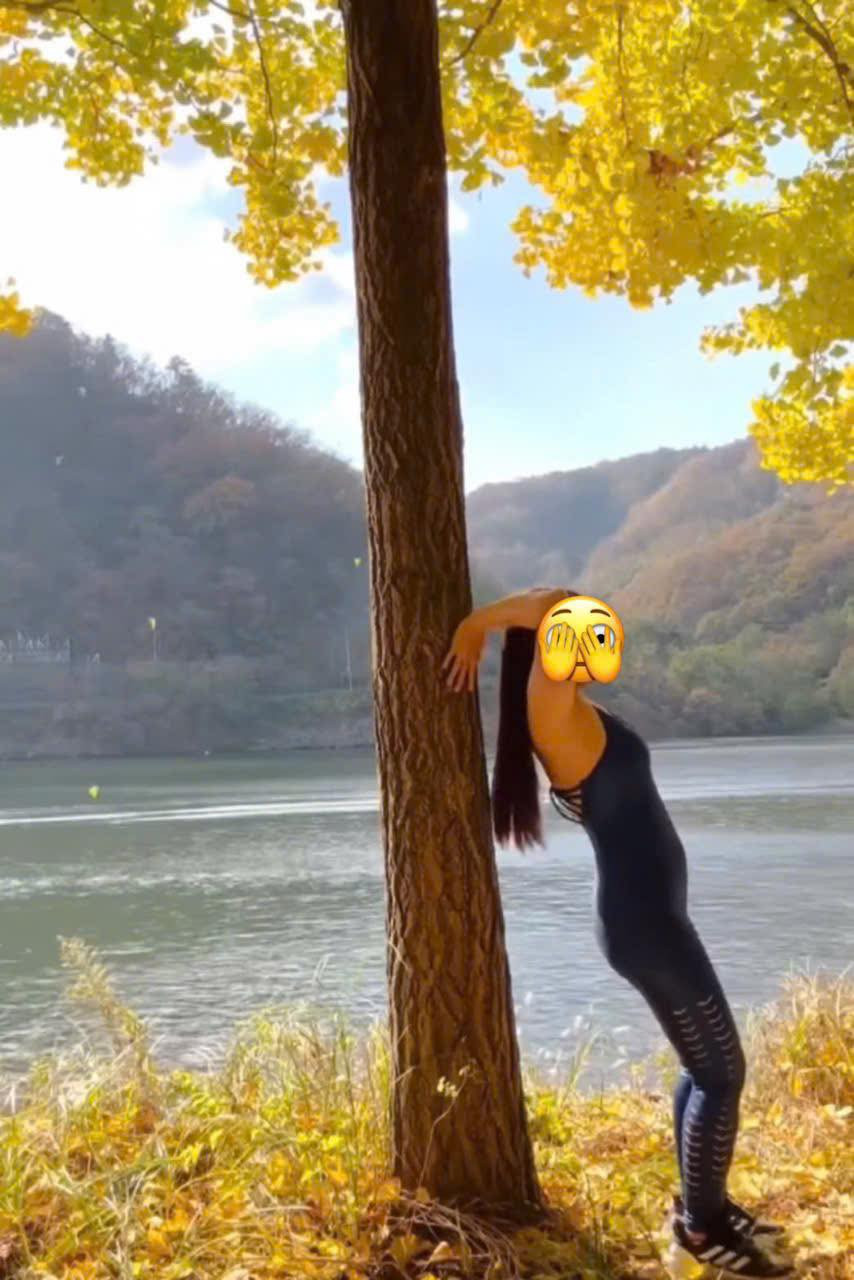 Nữ du khách tạo dáng ưỡn ẹo cạnh một cái cây bên khung cảnh hồ vốn vô cùng thơ mộng, lãng mạn.