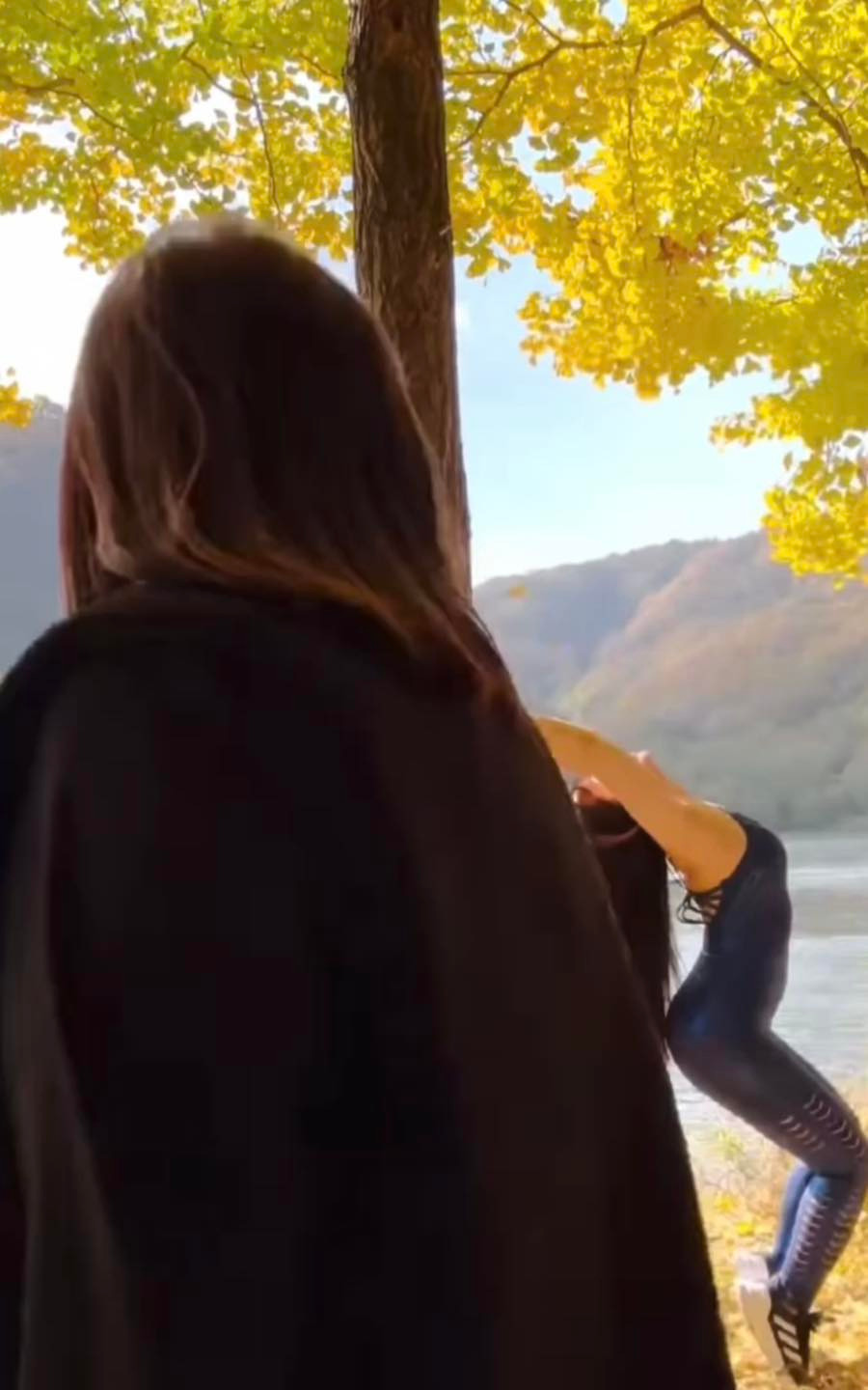 Trước "bão dư luận", hiện nhân vật chính của những màn "biểu diễn" yoga nói trên đã khóa bảo vệ trang cá nhân.