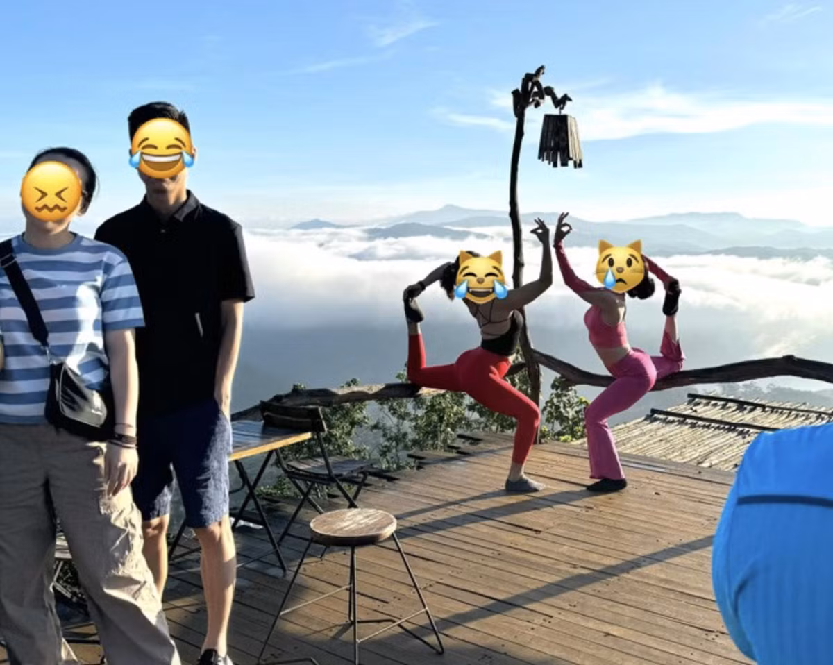 Cách đây không lâu, câu chuyệncác nữ du khách tập yoga trên đỉnh Fansipan (Việt Nam) cũng khiến nhiều người bày tỏ sự khó chịu cho rằng điều này quá phản cảm khi mặc đồ và tạo dáng như vậy ở nơi công cộng, nhất là địa điểm du lịch có rất đông du khách đến từ nhiều nơi trên thế giới.