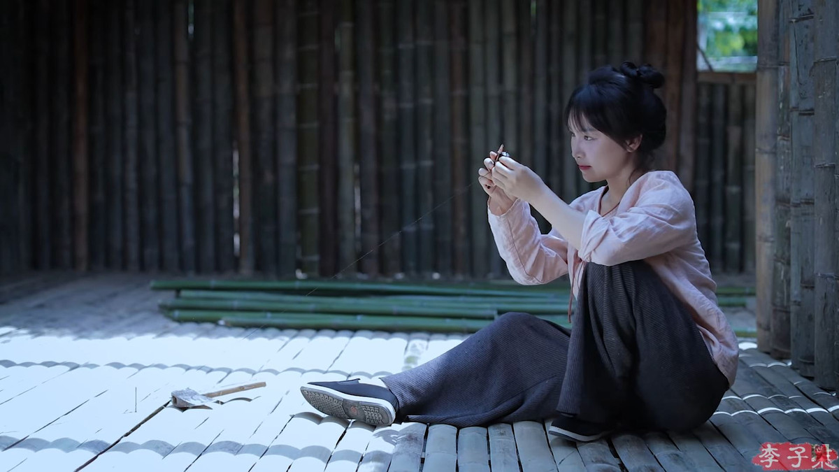 Trong những dòng miêu tả video, cô nàng không đề cập đến lý do không lên video suốt thời gian dài, mà chỉ bày tỏ sự nhớ mong đến khán giả của mình: "Video sơn mài này đã trễ bốn năm. Phát âm tiếng Trung của sơn mài là 'qi', giống với chữ 'Thất' trong tên của tôi. Tôi đặt tên cho bức tranh sơn mài có khắc hoa này là 'Tử Khí Đông Lai, Kỳ Lân quay đầu, vạn sự bất sầu'. Tôi cũng gửi lời chúc này đến những ai xem video. Tôi nhớ các bạn rất nhiều".