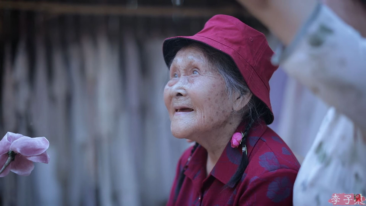 Người bà của cô nàng cũng xuất hiện trong video trở lại lần này của "tiên nữ đồng quê".