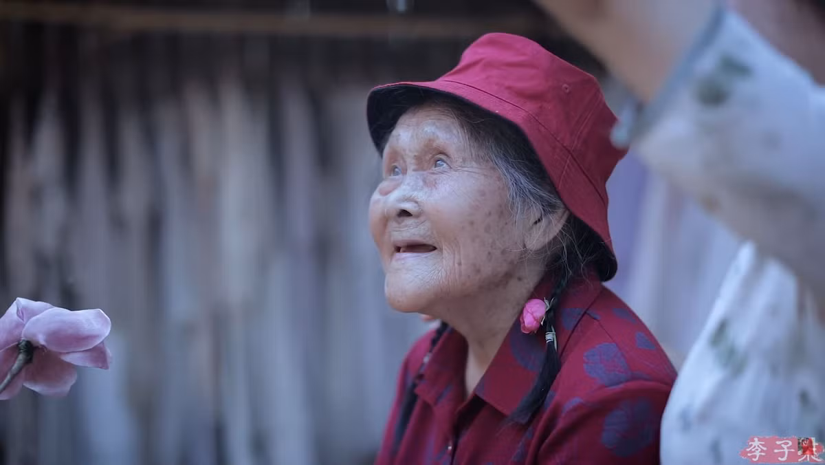 Người bà của cô nàng cũng xuất hiện trong video trở lại lần này của "tiên nữ đồng quê".