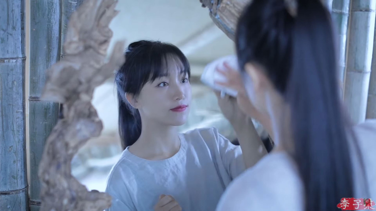 Trung thành với phong cách cũ, Lý Tử Thất đăng tải hai nội dung liên quan tới cuộc sống nơi đồng quê ở Tứ Xuyên, nơi cô tự tay làm tranh sơn mài và sửa sang lại phòng chứa củi của gia đình thành phòng thay đồ.