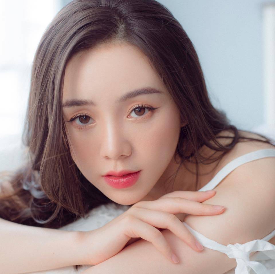 Nữ diễn viên được đào tạo bài bản tại Đại học Sân khấu Điện ảnh Hà Nội, được yêu mến bởi nét diễn nhí nhảnh, ngây thơ.