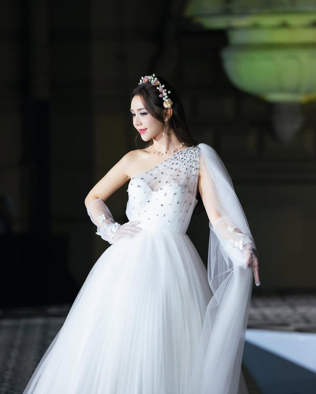 Xuất hiện trong một sự kiện gần đây, cô nàng khiến nhiều người phải xuýt xoa với vẻ ngoài sáng bừng khung hình của mình.