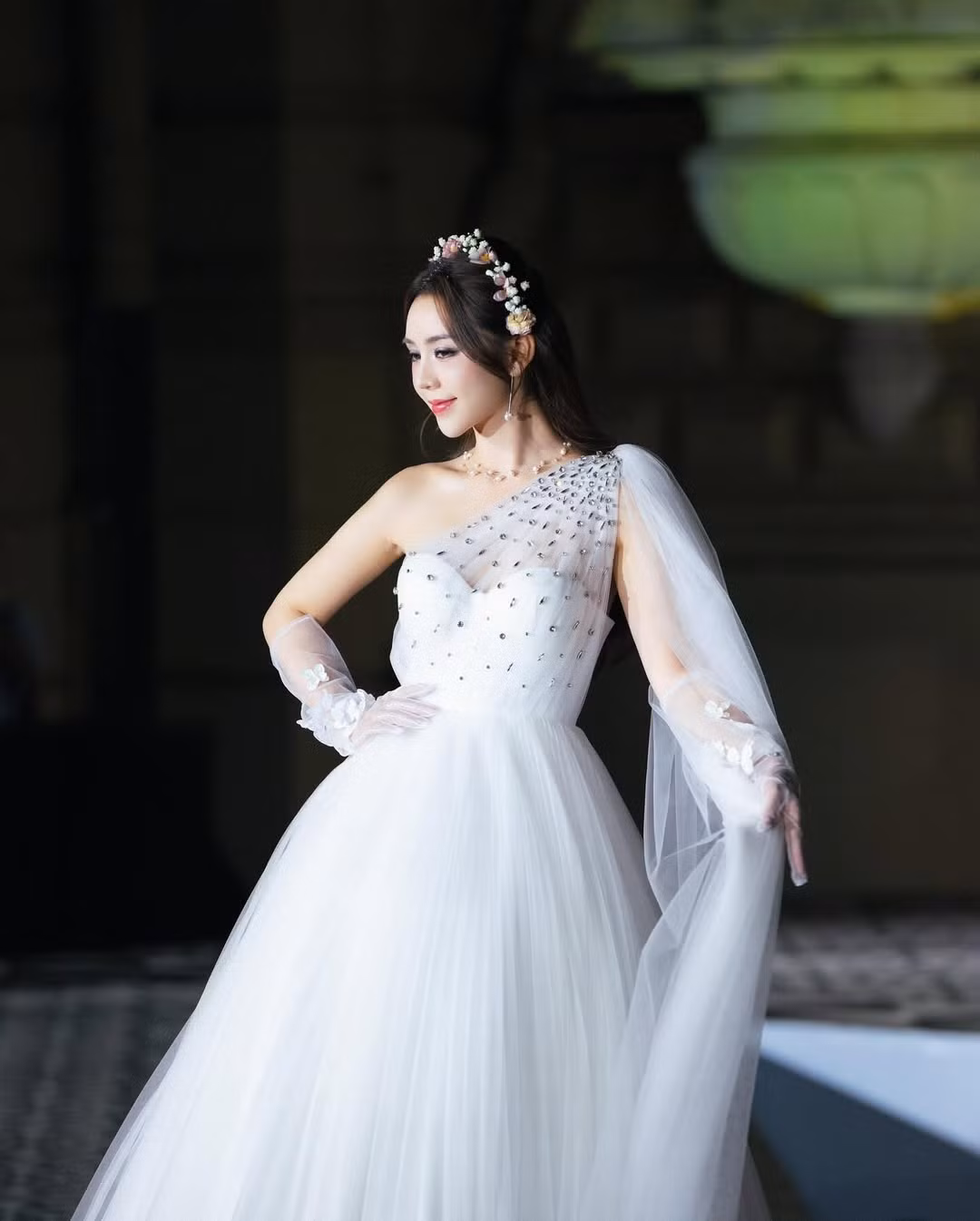 Xuất hiện trong một sự kiện gần đây, cô nàng khiến nhiều người phải xuýt xoa với vẻ ngoài sáng bừng khung hình của mình.