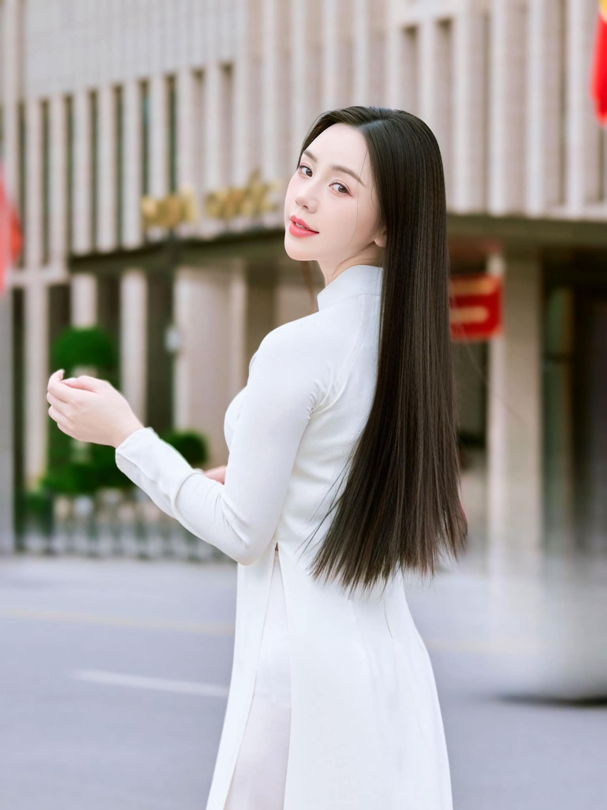 Khác với tạo hình kín đáo, giản dị trên màn ảnh, ở ngoài đời, Quỳnh Kool có phong cách trẻ trung, quyến rũ.