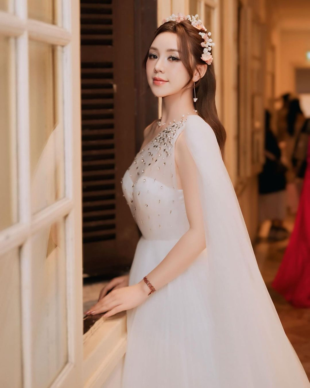 Tạo hình cùng lối make-up, kết hợp với phụ kiện khiến cô nàng trông giống như nữ thần trong những câu chuyện thần thoại Hy Lạp.