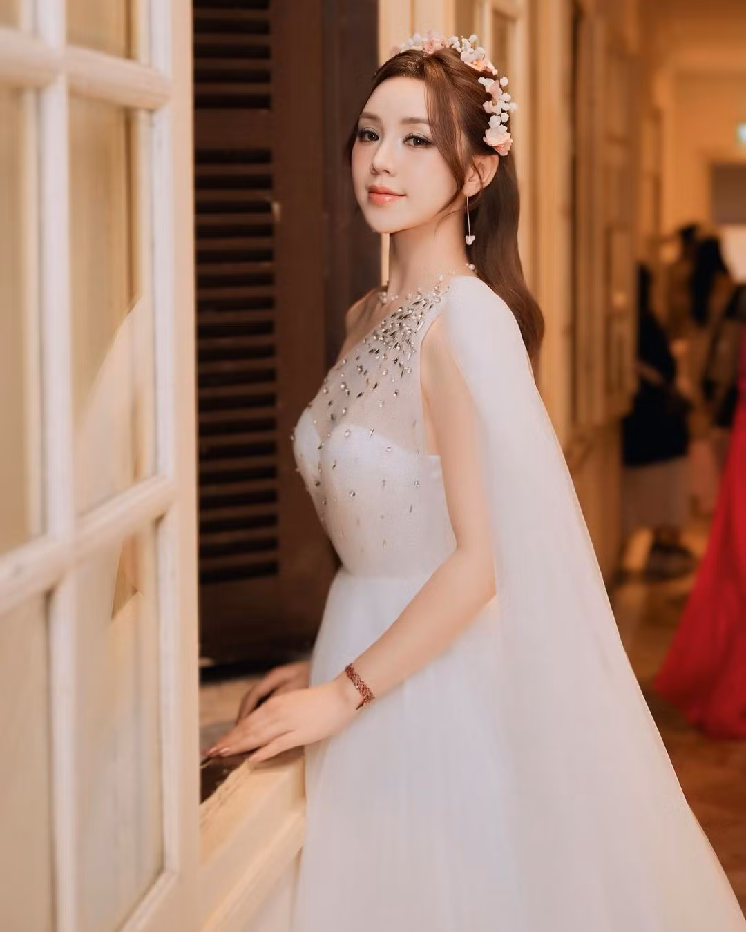 Tạo hình cùng lối make-up, kết hợp với phụ kiện khiến cô nàng trông giống như nữ thần trong những câu chuyện thần thoại Hy Lạp.