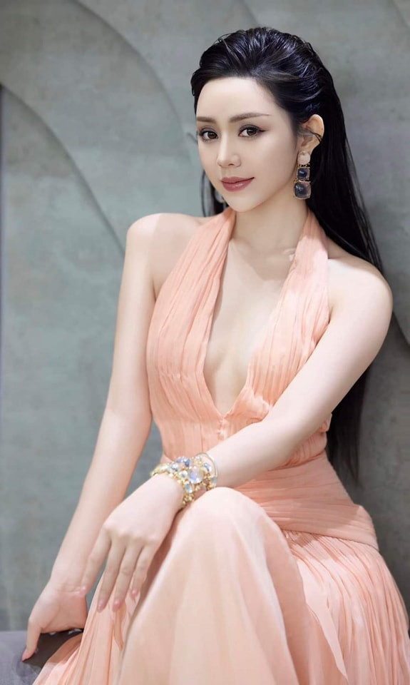 Theo thời gian, phong cách của nữ diễn viên được nhận xét ngày càng trưởng thành và thời thượng hơn.
