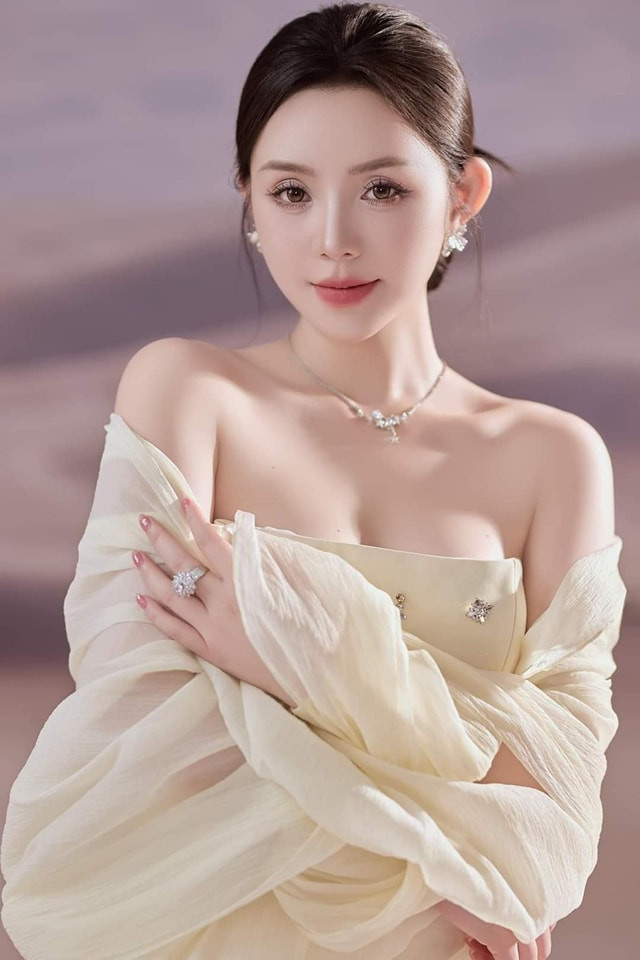 Quỳnh Kool được cộng đồng mạng hết lời khen ngợi vì vẻ đẹp vừa trong veo như "nàng thơ", vừa quyến rũ, gợi cảm trong chiếc đầm cúp ngực.