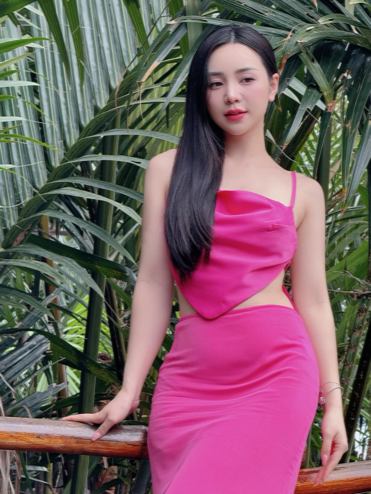 Nhờ ngoại hình nổi bật, cô nàng không chỉ diễn xuất mà còn là người mẫu thường được mời trong nhiều show diễn thời trang, đồng thời là mẫu ảnh được nhiều nhãn hàng chọn mặt gửi vàng.