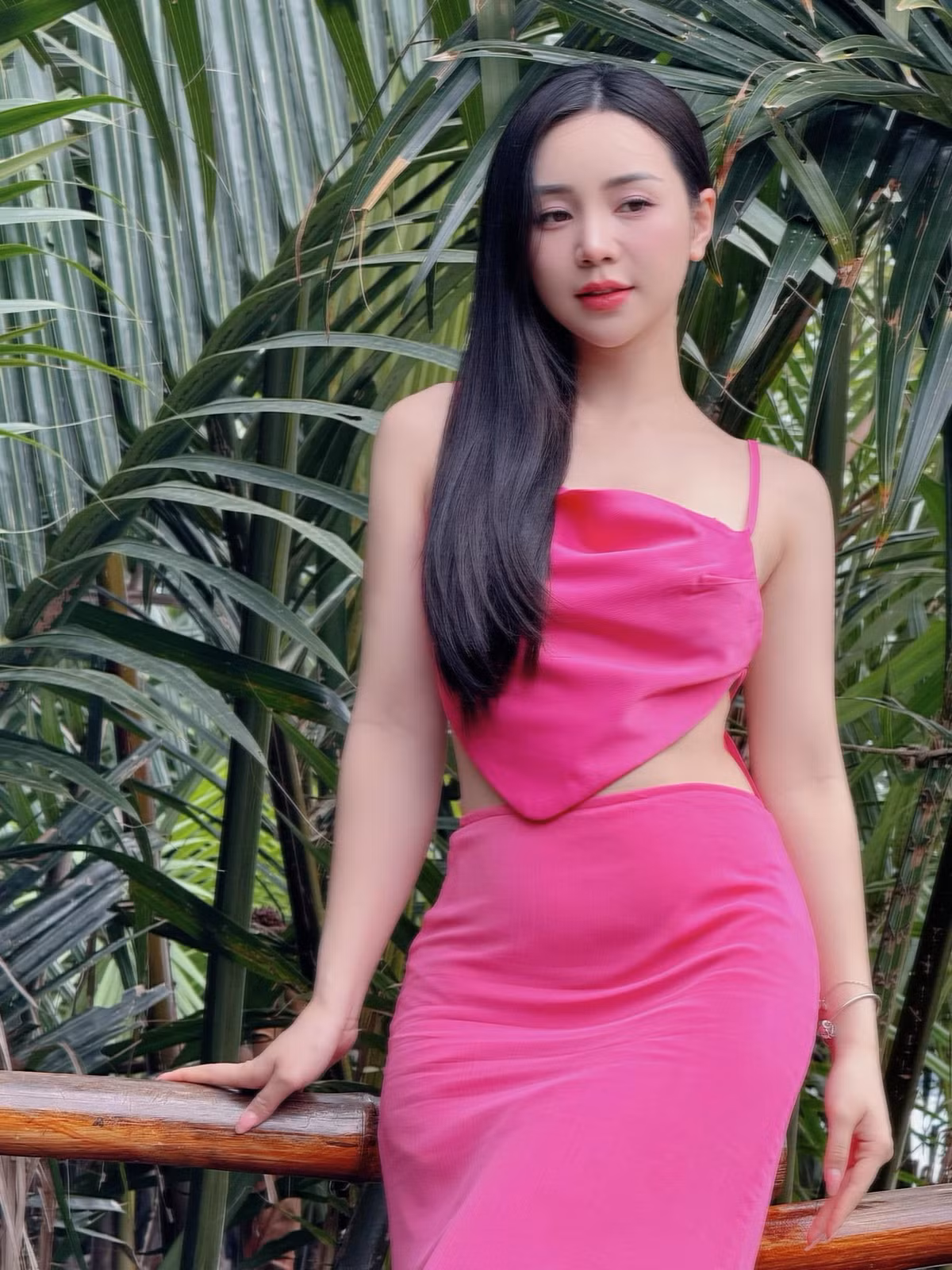 Nhờ ngoại hình nổi bật, cô nàng không chỉ diễn xuất mà còn là người mẫu thường được mời trong nhiều show diễn thời trang, đồng thời là mẫu ảnh được nhiều nhãn hàng chọn mặt gửi vàng.