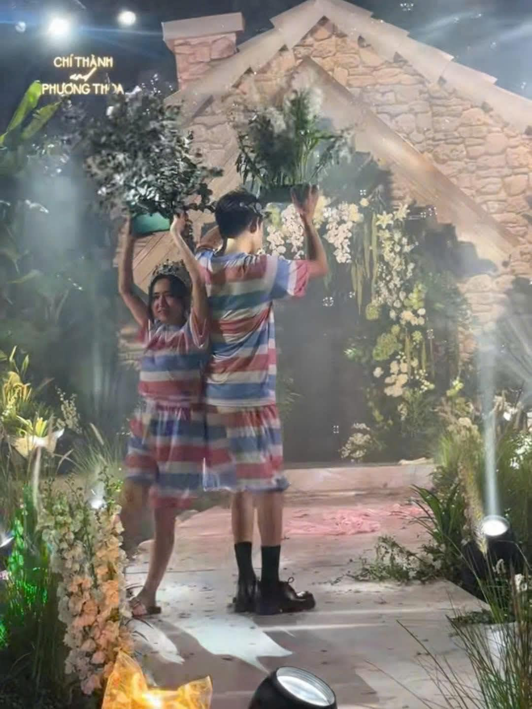 Tiktoker Viên Bibi cũng đã gia nhập hội "phông bạt" trong đám cưới Việt Phương Thoa.