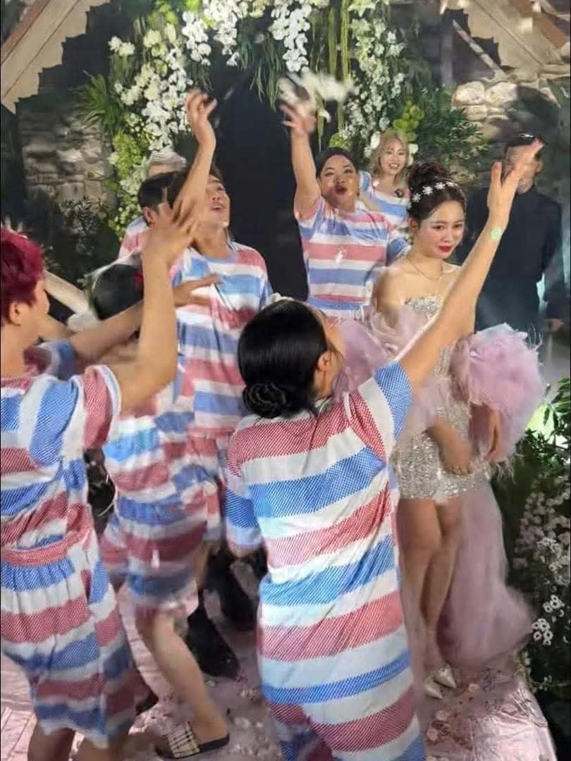 Tối 24/11, Việt Phương Thoa và Chí Thành chính thức về chung một nhà bằng đám cưới hoành tráng ở TP.HCM. Những hình ảnh của đám cưới đã thu hút sự chú ý lớn của netizen.