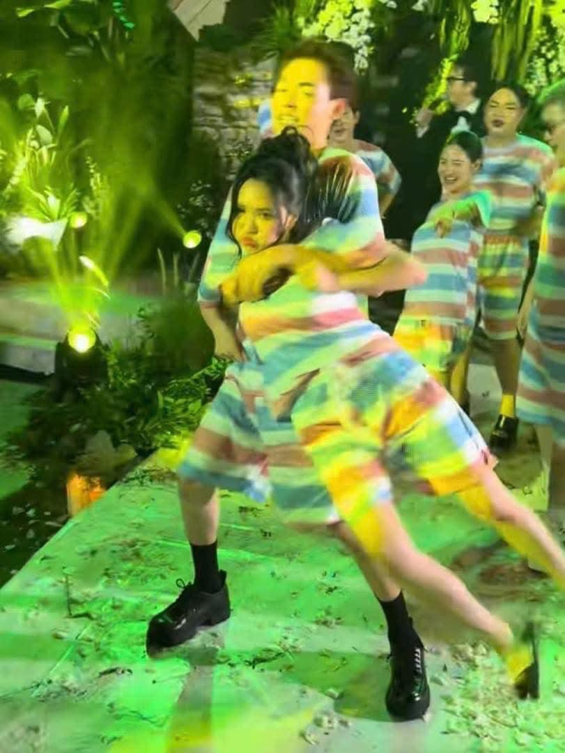 Bình thường tính cách của Việt Phương Thoa cũng vui vẻ, lầy lội nên nhiều người cho rằng hội bạn đã "thể hiện đúng tinh thần của chính chủ".