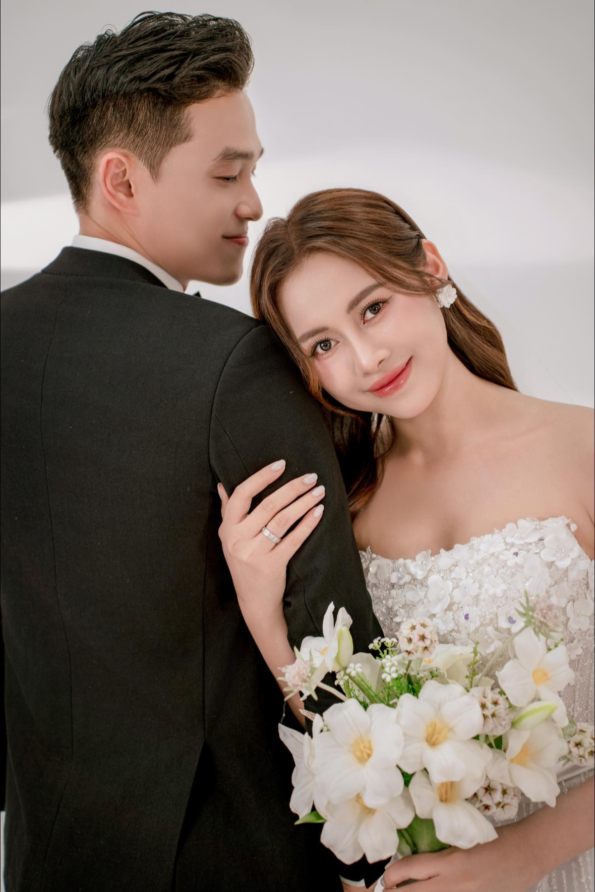 Vào tháng 11/2021, cả hai từng tuyên bố chấm dứt mối quan hệ tình cảm, khiến nhiều người tiếc nuối. Đến tháng 6/2022, tức là sau thông báo 8 tháng chia tay, cả hai bất ngờ đăng ảnh hạnh phúc bên nhau, kèm dòng caption thông báo đã yêu lại từ đầu: "Đi một vòng lại tìm thấy nhau”.