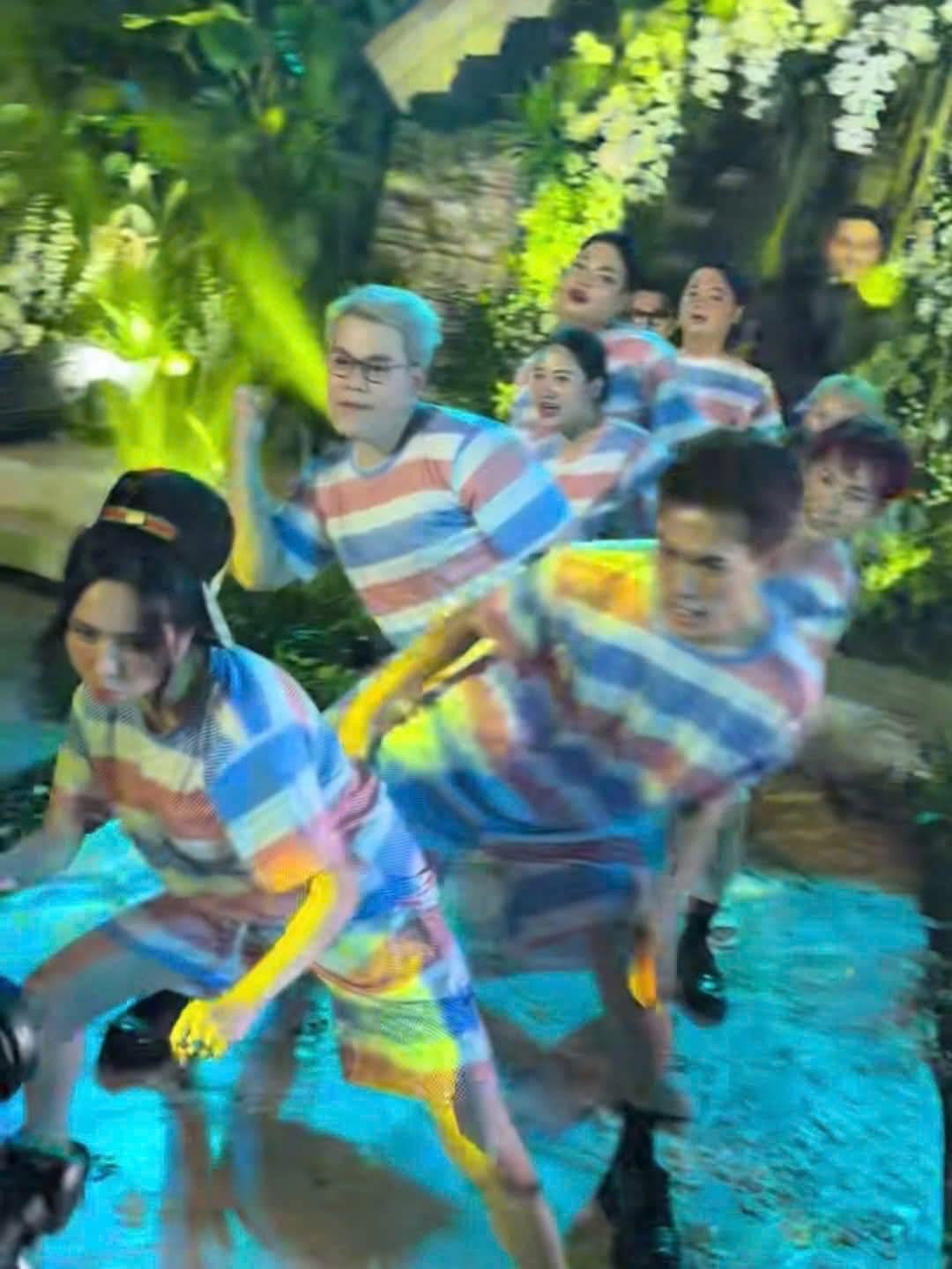 Không gian tiệc cưới được Việt Phương Thoa và Chí Thành chọn tone màu xanh và trắng làm chủ đạo. Có rất nhiều cây xanh, hoa tươi được bày biện khắp nơi, y hệt như một khu rừng nhiệt đới.