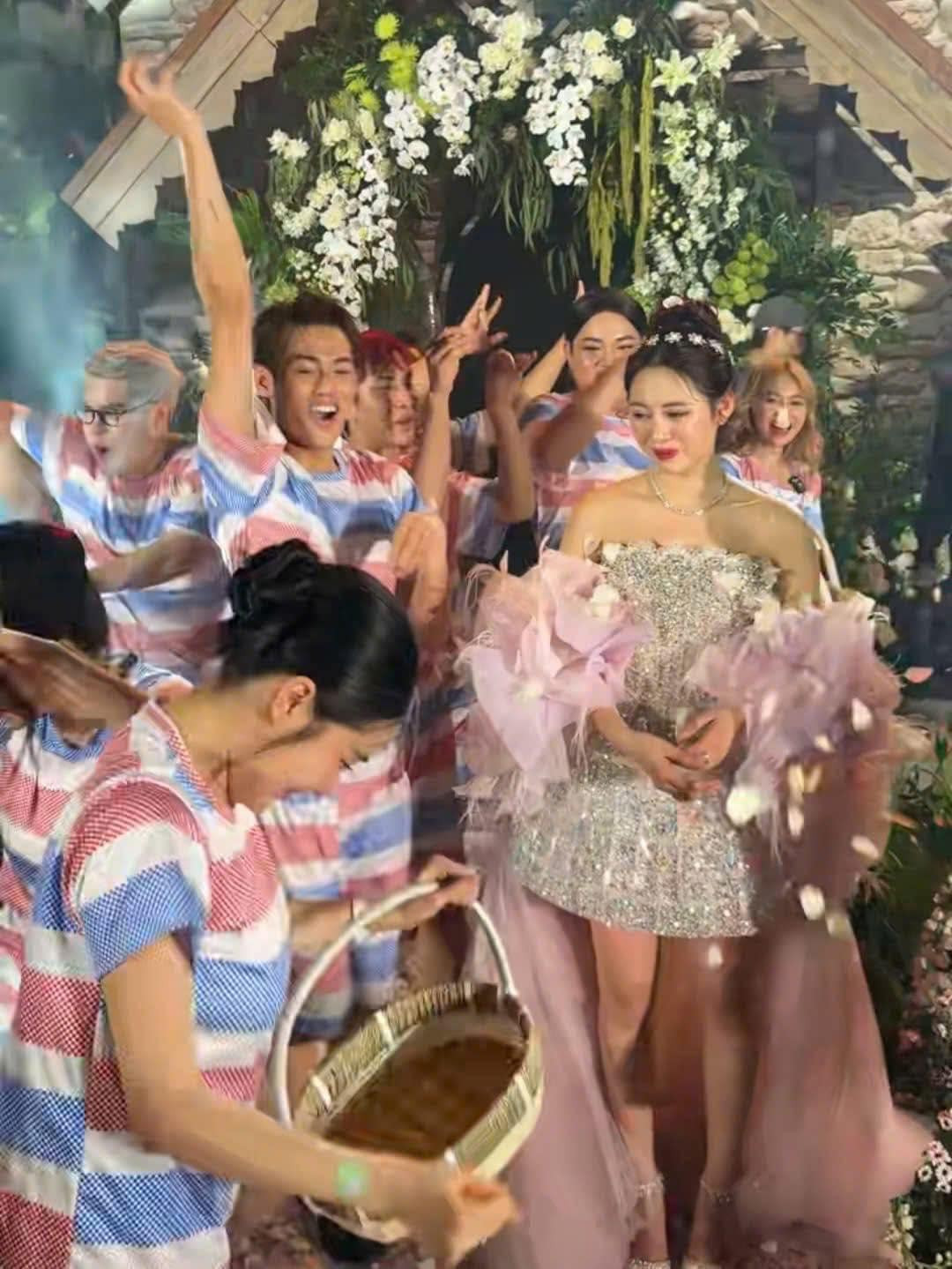 Ngay buổi tối diễn ra đám cưới, nhiều khoảnh khắc trong bữa tiệc cũng đã được người thân, bạn bè và khách mời chia sẻ rầm rộ trên các nền tảng. Trong đó khoảnh khắc hội bạn thân gồm nhiều Tiktoker nổi tiếng của cô nàng diện thiết kế đồ "phông bạt" xuất hiện làm náo loạn đám cưới khiến nhiều người cảm thấy vô cùng thích thú.