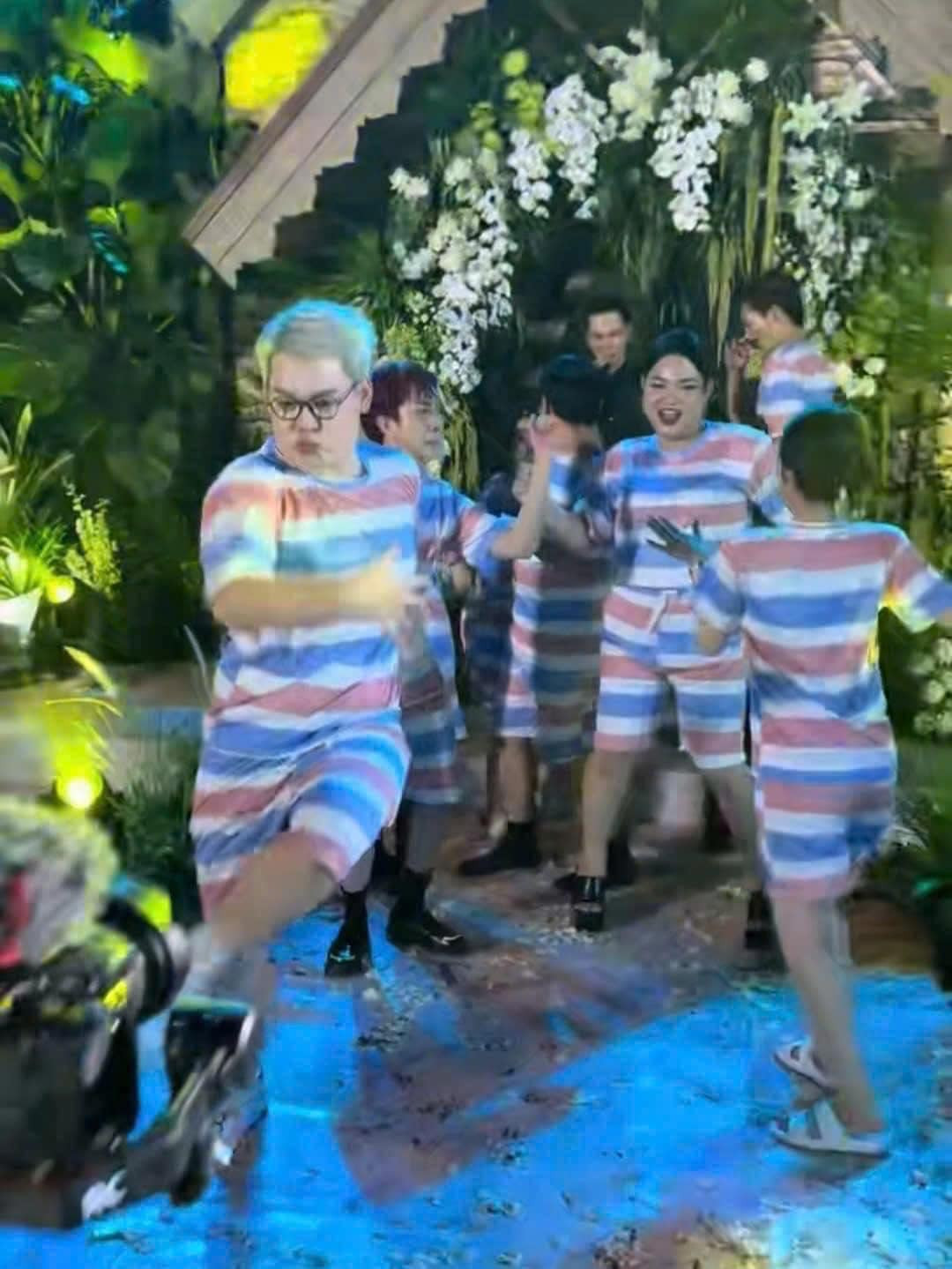 Hội bạn bất chấp hình tượng, quẩy hết mình trong ngày trọng đại của bạn thân.