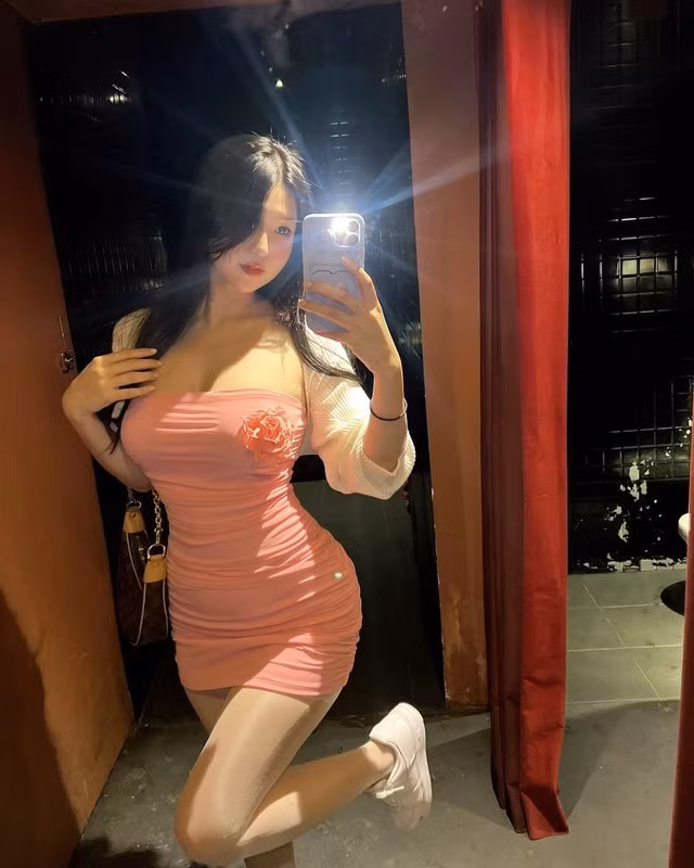 Cô nàng còn từng được báo Trung ca ngợi vì nhan sắc xinh đẹp nhờ một tấm ảnh bắn cung của mình.