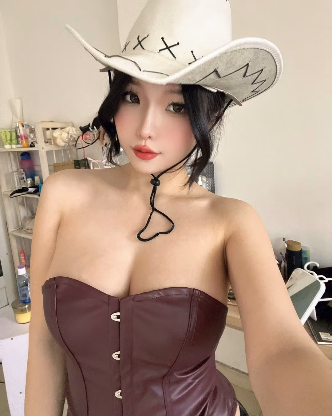 Khi quảng cáo hàng bán, cô thường chụp hình không lộ mặt nhưng vẫn thu hút sự chú ý nhờ vóc dáng đẹp.