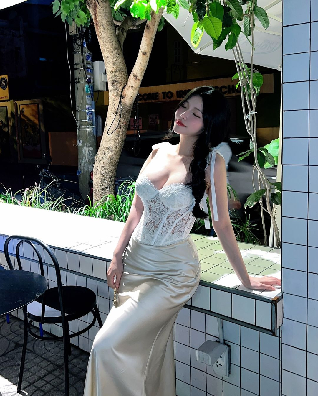 Như nickname của mình, Duyên Híp hiện đang sở hữu một shop thời trang do chính mình làm mẫu.