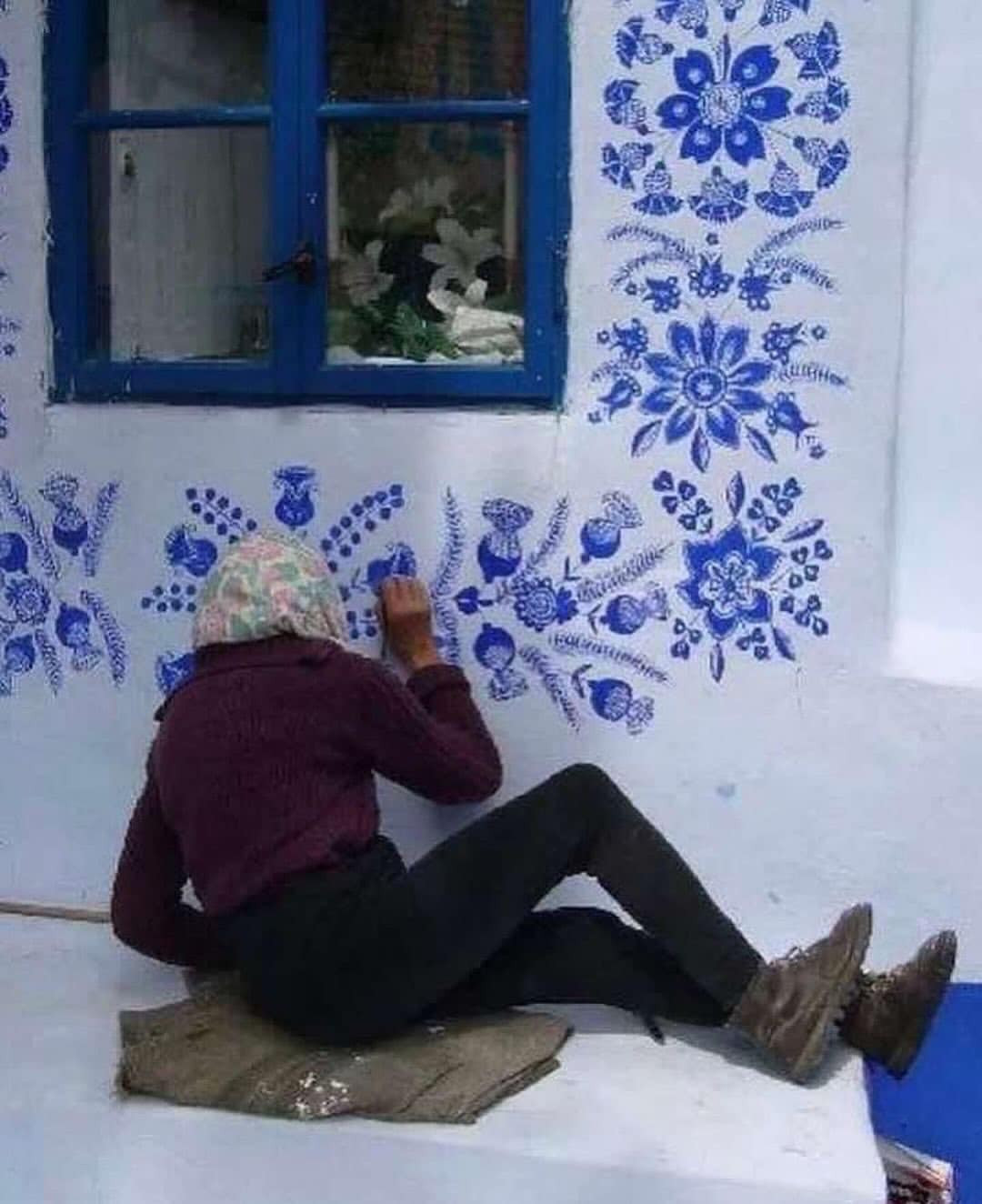 Được biết, công việc trước đây của bà là làm nông nghiệp, vậy nên việc tạo nên những "tác phẩm" nghệ thuật như thế này là cả một sự cố gắng, tỉ mỉ to lớn.