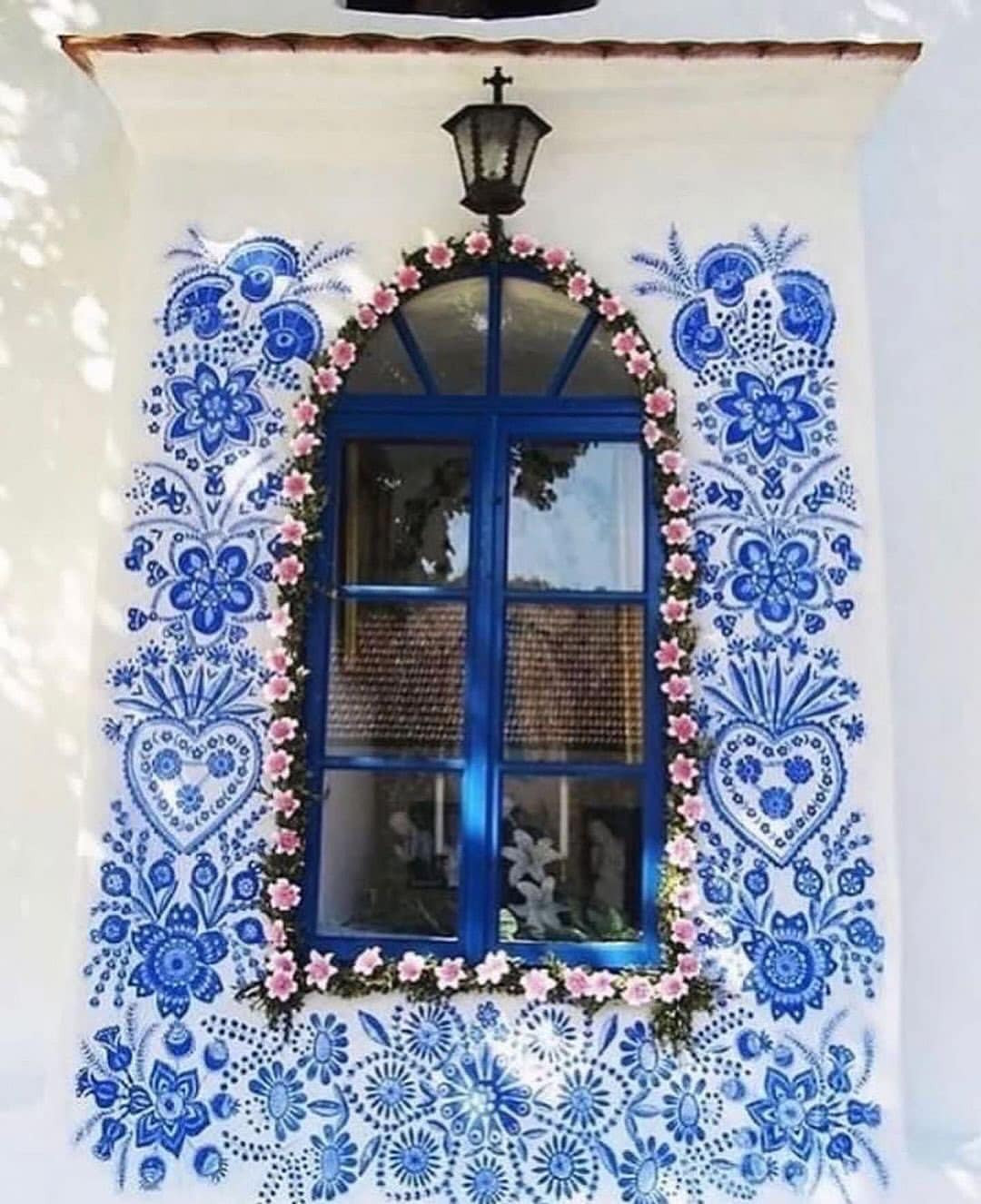 Ở độ tuổi ngoài 90, tay người già thường bị run rẩy và dễ mỏi nhưng nhìn những nét vẽ thanh thoát, mềm mại, uyển chuyển và cực chính xác mà cụ Agnes vẽ ra càng khiến người ta phải "ngả mũ bái phục".