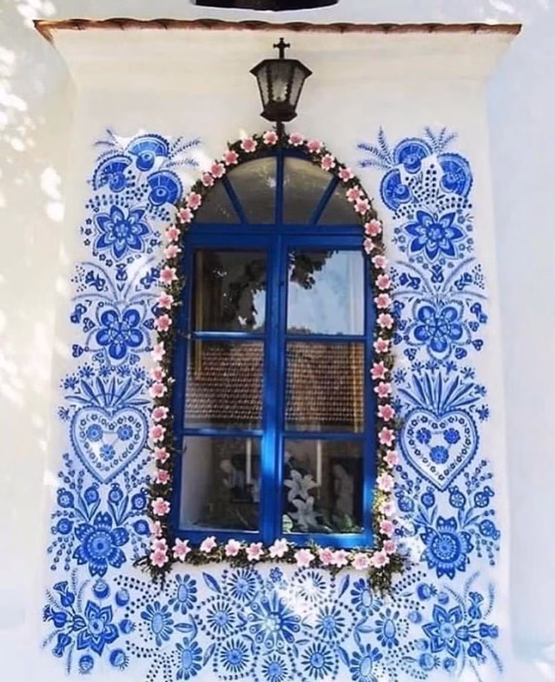 Ở độ tuổi ngoài 90, tay người già thường bị run rẩy và dễ mỏi nhưng nhìn những nét vẽ thanh thoát, mềm mại, uyển chuyển và cực chính xác mà cụ Agnes vẽ ra càng khiến người ta phải "ngả mũ bái phục".