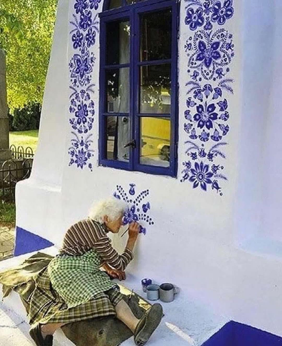 Bà Agnes chuyên vẽ các họa tiết hoa truyền thống của vùng Moravian.