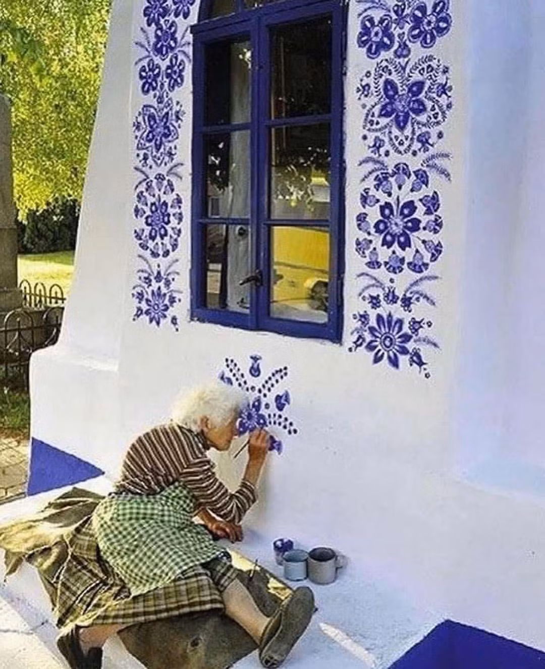 Bà Agnes chuyên vẽ các họa tiết hoa truyền thống của vùng Moravian.