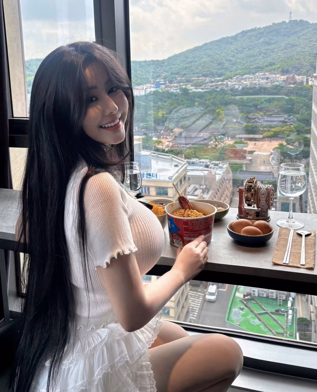 Trong một số hình ảnh, phần cằm của Ngọc Trân nhọn ra một cách "bất thường" khiến nhiều người càng đặt ra nghi vấn về việc người đẹp can thiệp dao kéo.