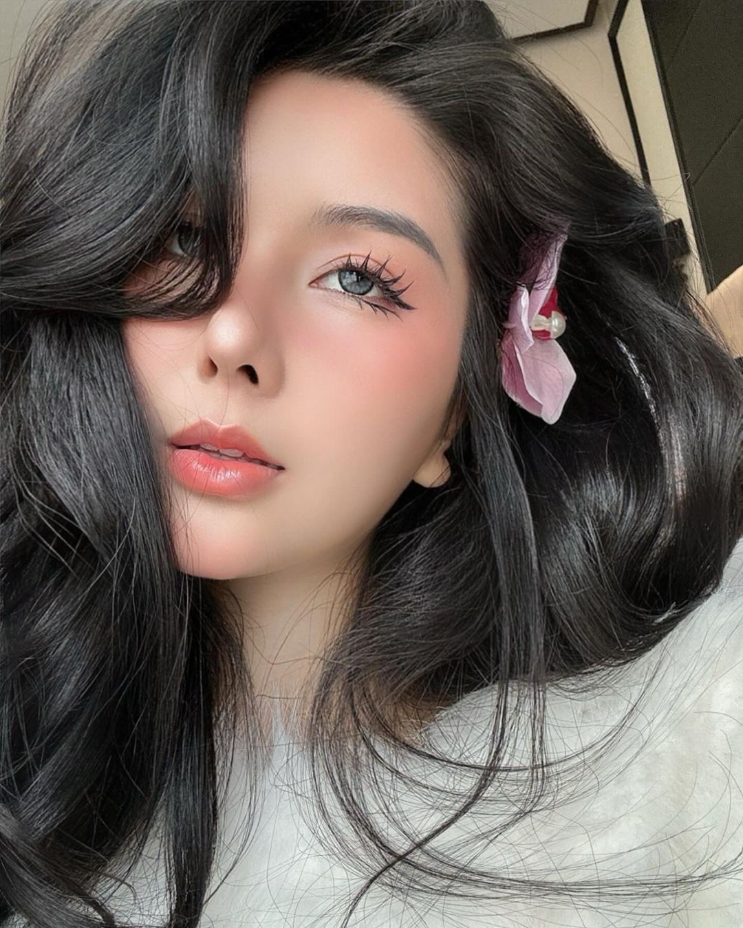 Sở hữu sống mũi cao thẳng, gương mặt v-line thon gọn, nhiều người cho rằng cô nàng có thể đã can thiệp phẫu thuật thẩm mỹ để có được nhan sắc hiện tại.