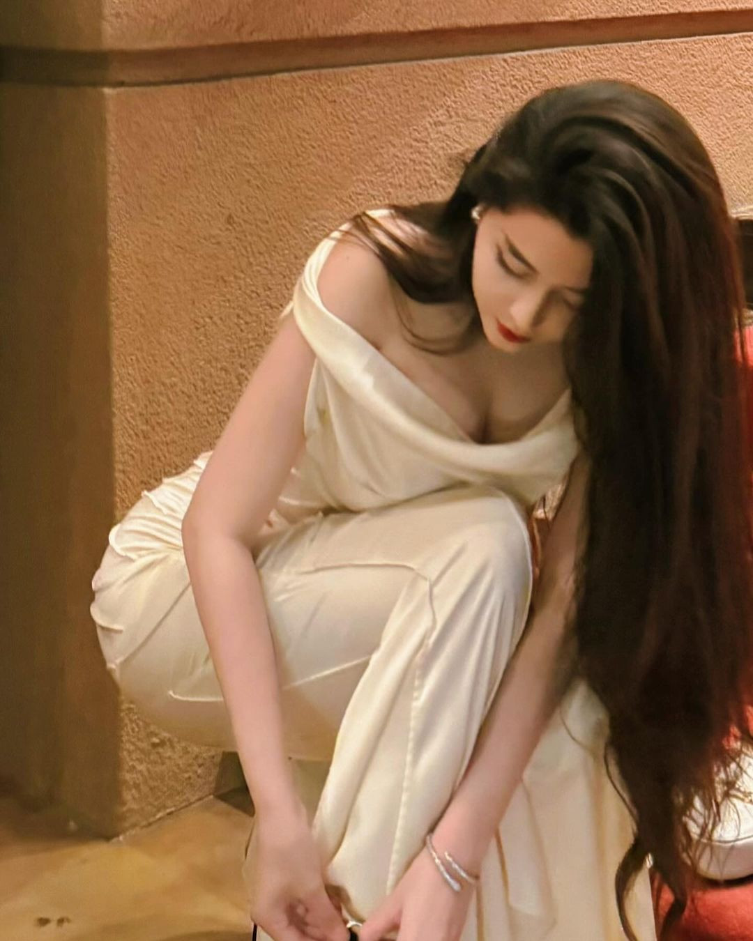 Cô nàng theo đuổi phong cách gợi cảm, trưởng thành.