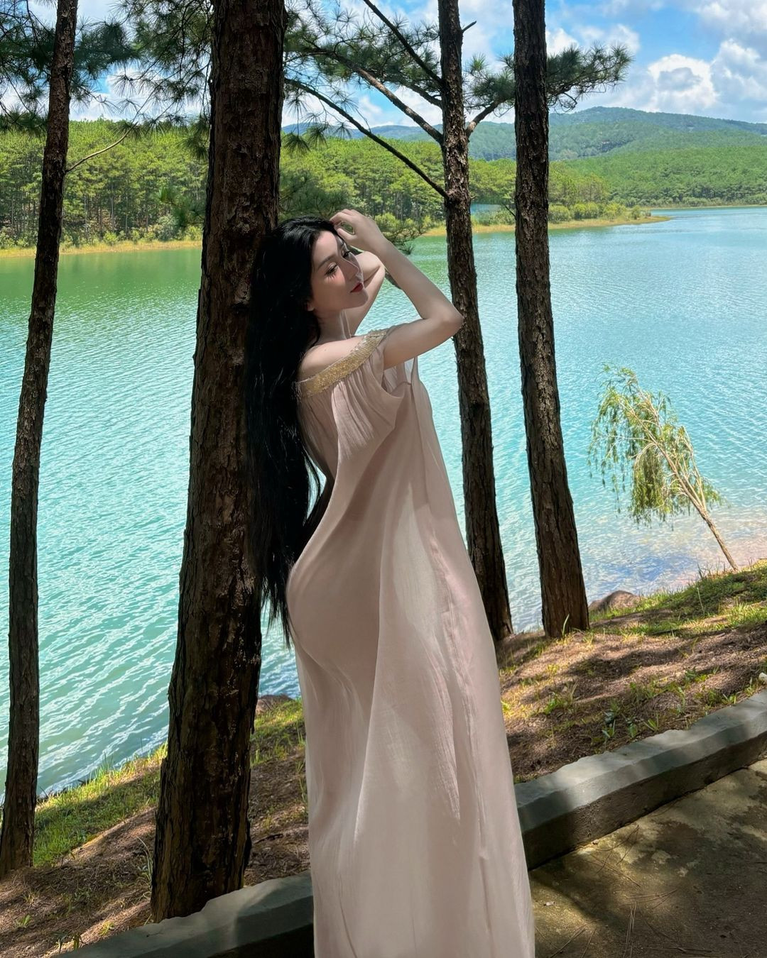 Trên trang cá nhân, Ngọc Trân thường xuyên khoe ảnh đi du lịch nhiều nơi, diện trang phục mỏng tang hoặc cắt xẻ sâu khoe đường cong. (Ảnh: IGNV)