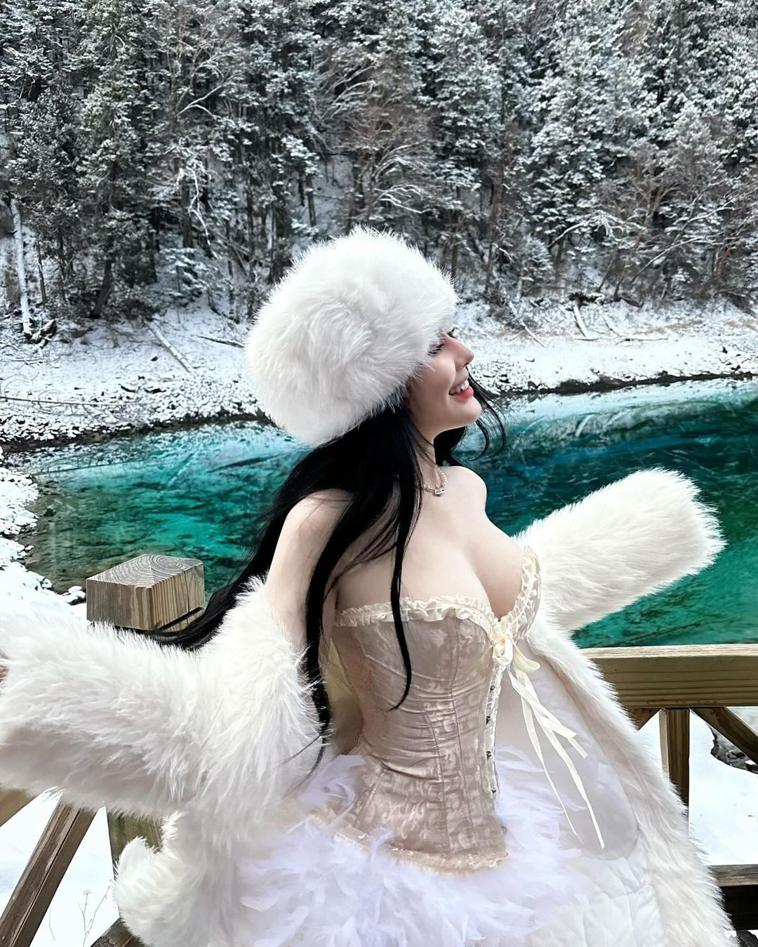 Tuy nhiên không thể phủ nhận, "hot girl học đường" ngày nào giờ sở hữu vẻ đẹp mặn mà, sắc sảo và vô cùng gợi cảm.