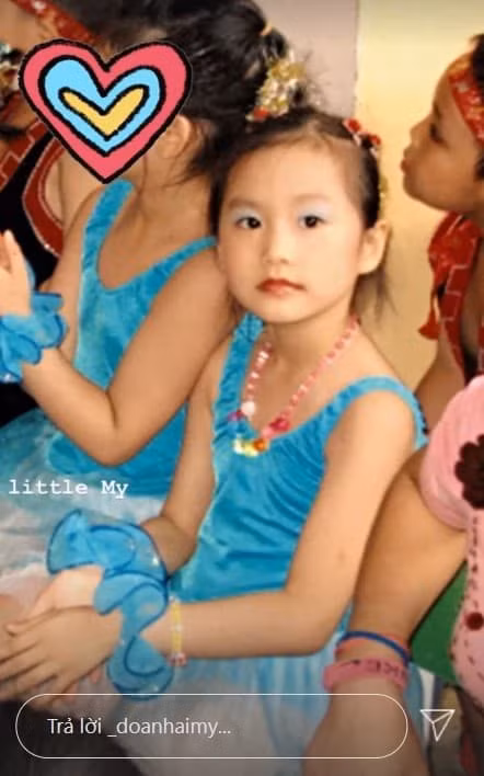 Ngày trước, Doãn Hải My cũng từng đăng tải hình ảnh ngày bé của mình lên trang cá nhân. Trong bức ảnh ngày bé cô nàng là "cây văn nghệ", trang điểm chuẩn phong cách "mắt xanh mỏ đỏ".