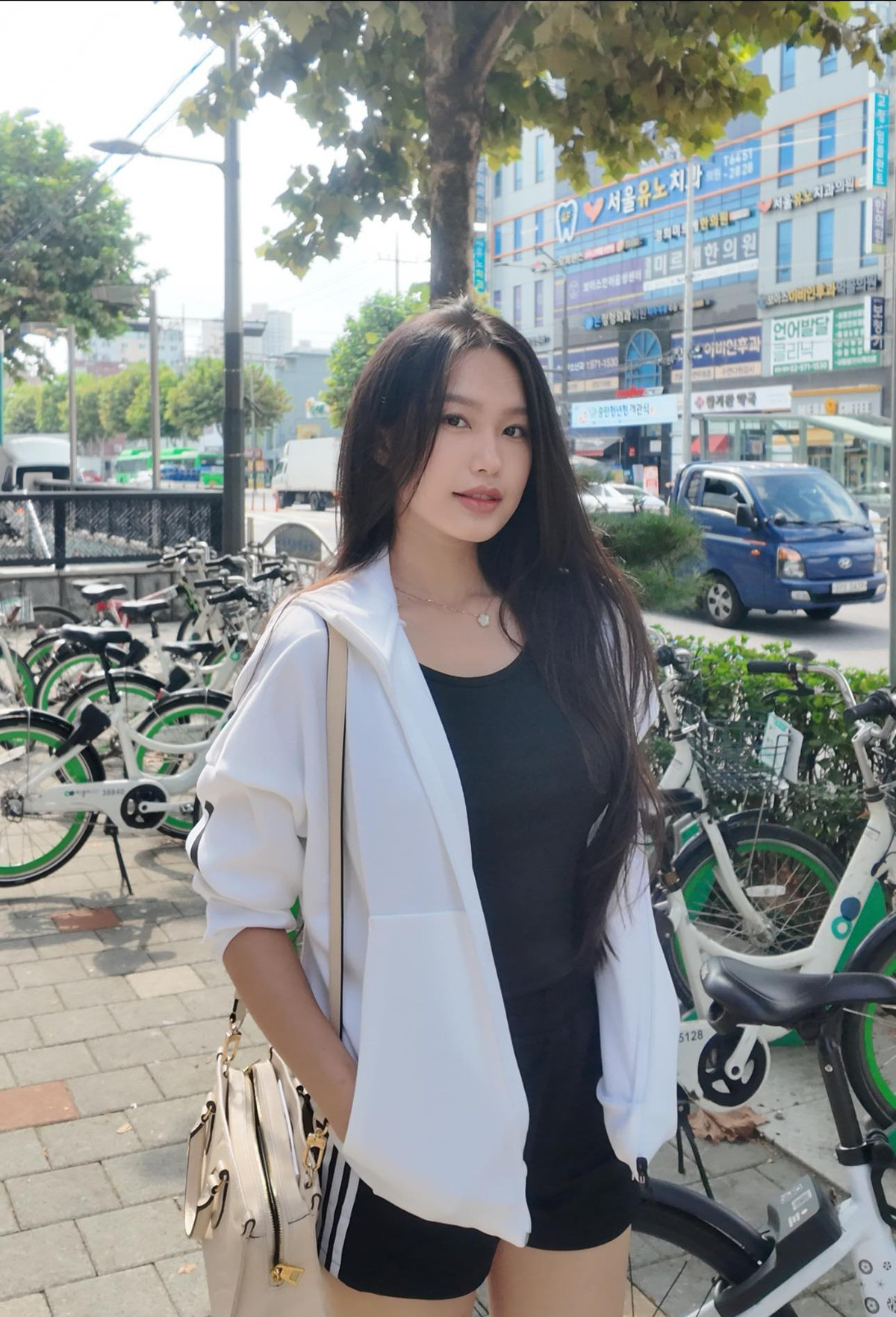 Doãn Hải My thường xuyên đồng hành cùng chồng trong mọi hoạt động. Mới đây trong chuyến đi Hàn Quốc trị liệu, cô nàng cũng sát cánh bên Văn Hậu.